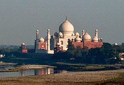 Taj Mahal vid floden Yamuna