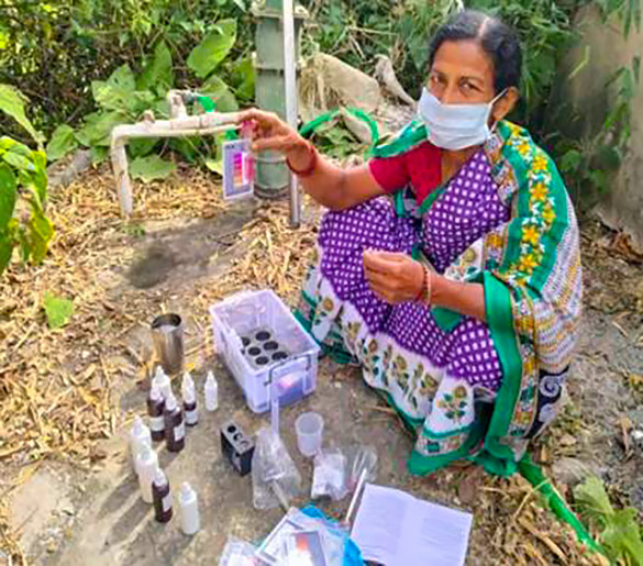 Kvinna testar vatten på landsbygden i Indien