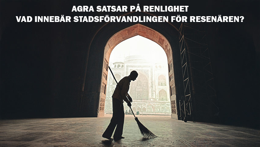 Barfota man sopar i entrén till Taj Mahal – ett symboliskt motiv för Agra stads renlighetssatsning