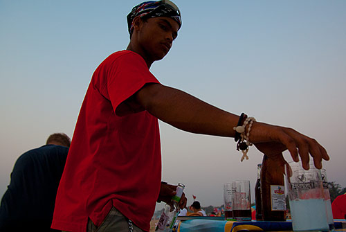 Drinkar på stranden i Goa - men inte för sent!