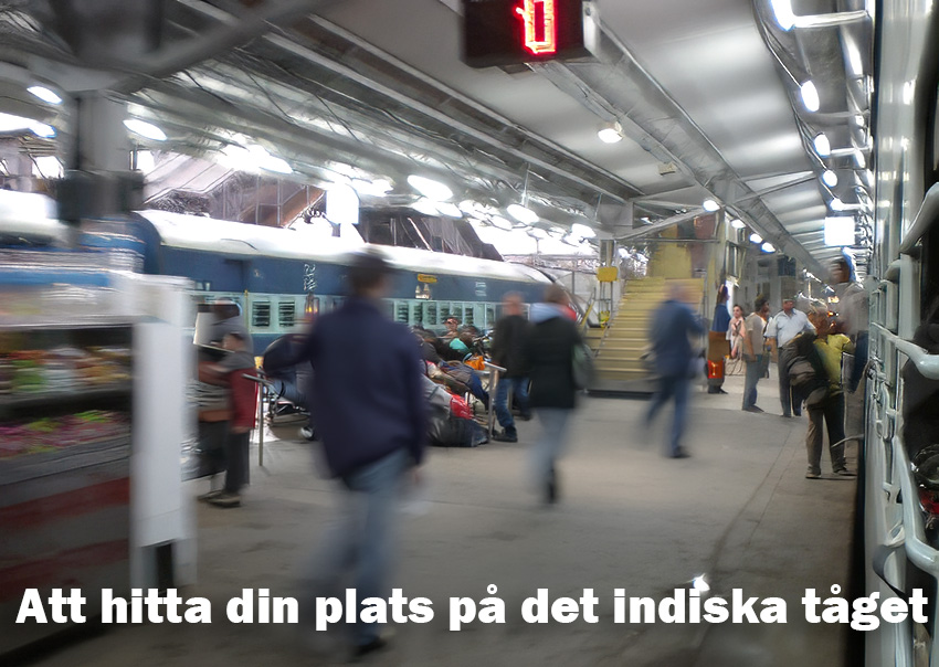 Kaotisk indisk järnvägsperrong med resande som skyndar längs tåget