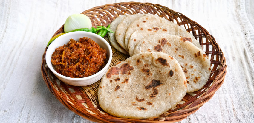 Bajre Ki Roti med Lehsun Chutney