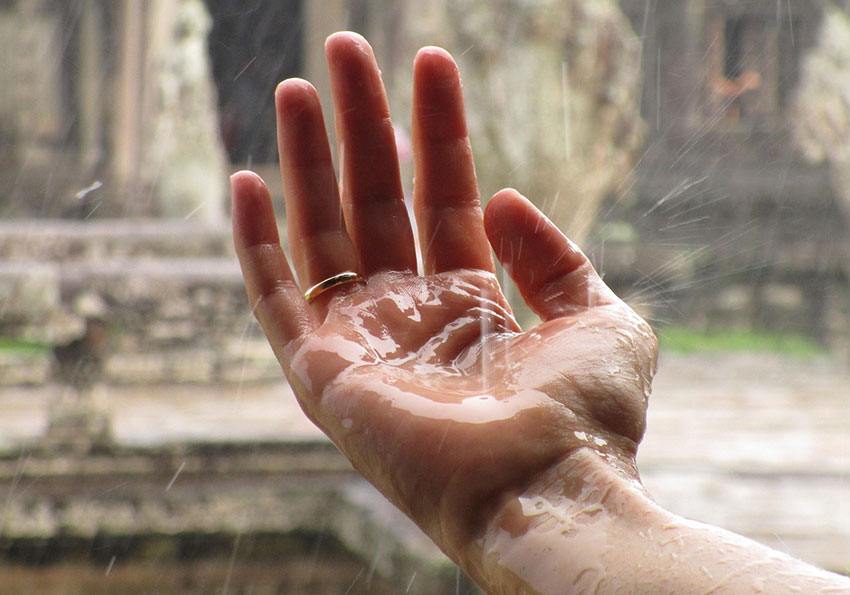 Den fuktiga monsunluften bidrar till att kroppen blir mer mottaglig för behandlingar.