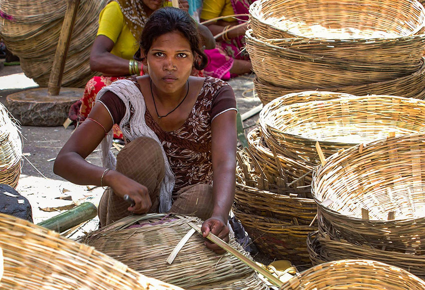 Ung kvinna väger korgar