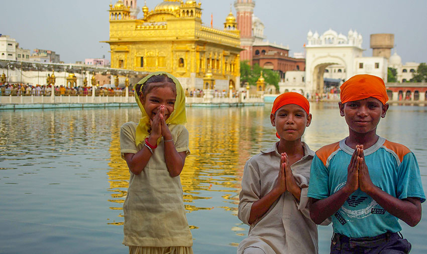 Barn som gör namaste