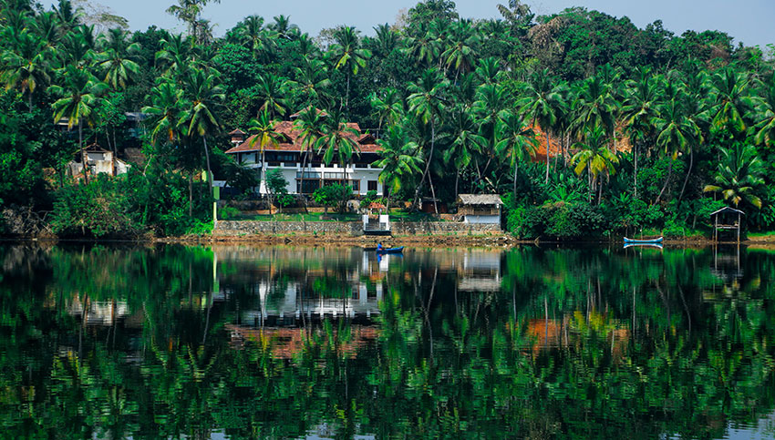En traditionell retreat i Kerala, där uråldrig visdom möter modern komfort.