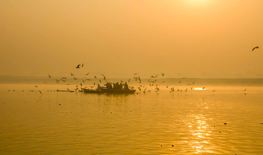 Soluppgång över Ganges i Varanasi