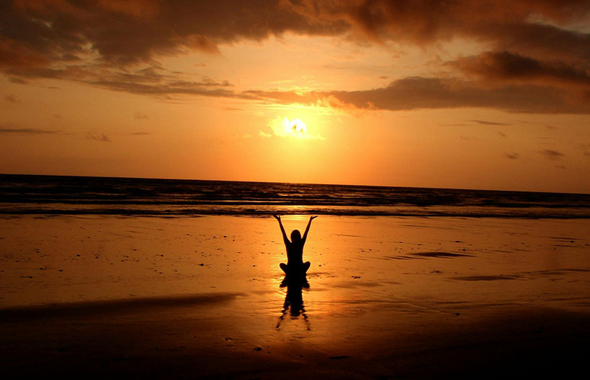 Yogapraktik i en lugn miljö, en väg till inre harmoni och fokus.