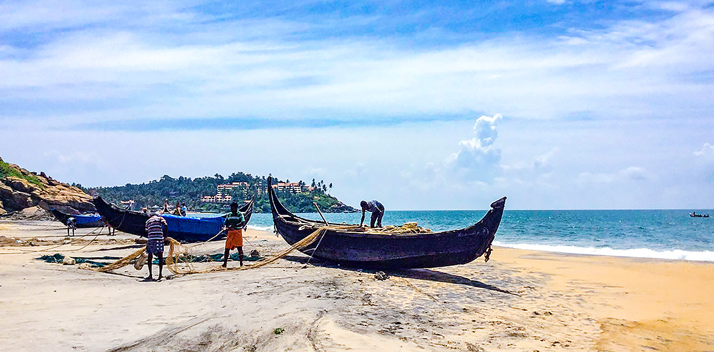 Fiskebåtar på strand i Kerala