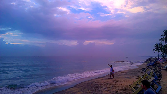 Solnedgång på Kovalam beach, Kerala, Indien