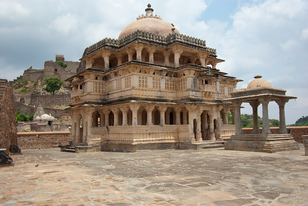 Ligger utanför Kumbhalgarh fort