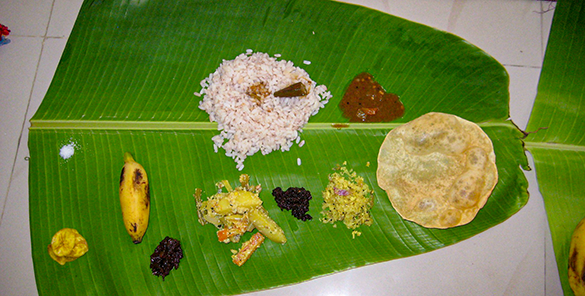 mat som serveras på bananblad under firandet av Onam i Kerala, Indien
