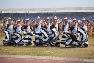 Dansare från Odisha uppträder i traditionella folkdräkter