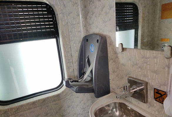Toalett på tåg i Indien av typen Tejas sovvagn